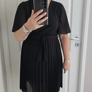 Robe noire plissée