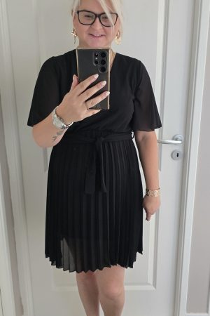 Robe noire plissée