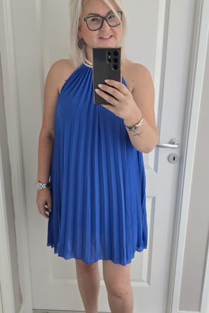 Robe bleue plissée